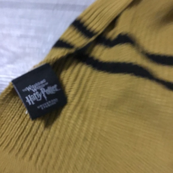 HARRY POTTER HUFFLPUFF HOUSE UNIVERSAL STUDIOS KNIT SCARF - Picture 3 of 9